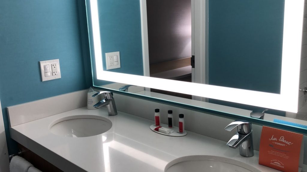 Howard Johnson Anaheim hotel room bathroom